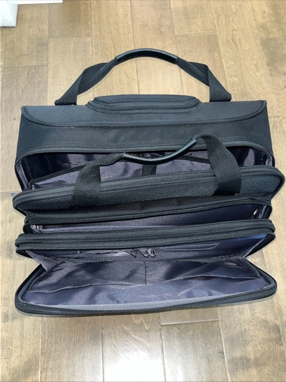 Solo : New York Bryant Rolling Laptop Briefcase / Carry-On Bag VG Condition